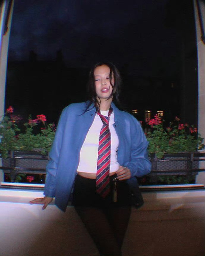 金珍妮的黑丝美腿也是很有韵味喔​​​L​​​