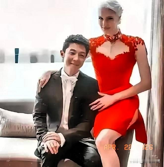 八年前，亿万豪门千金李白执意要嫁给撒贝宁，而与父亲决裂，八年后，李白终于明白，自