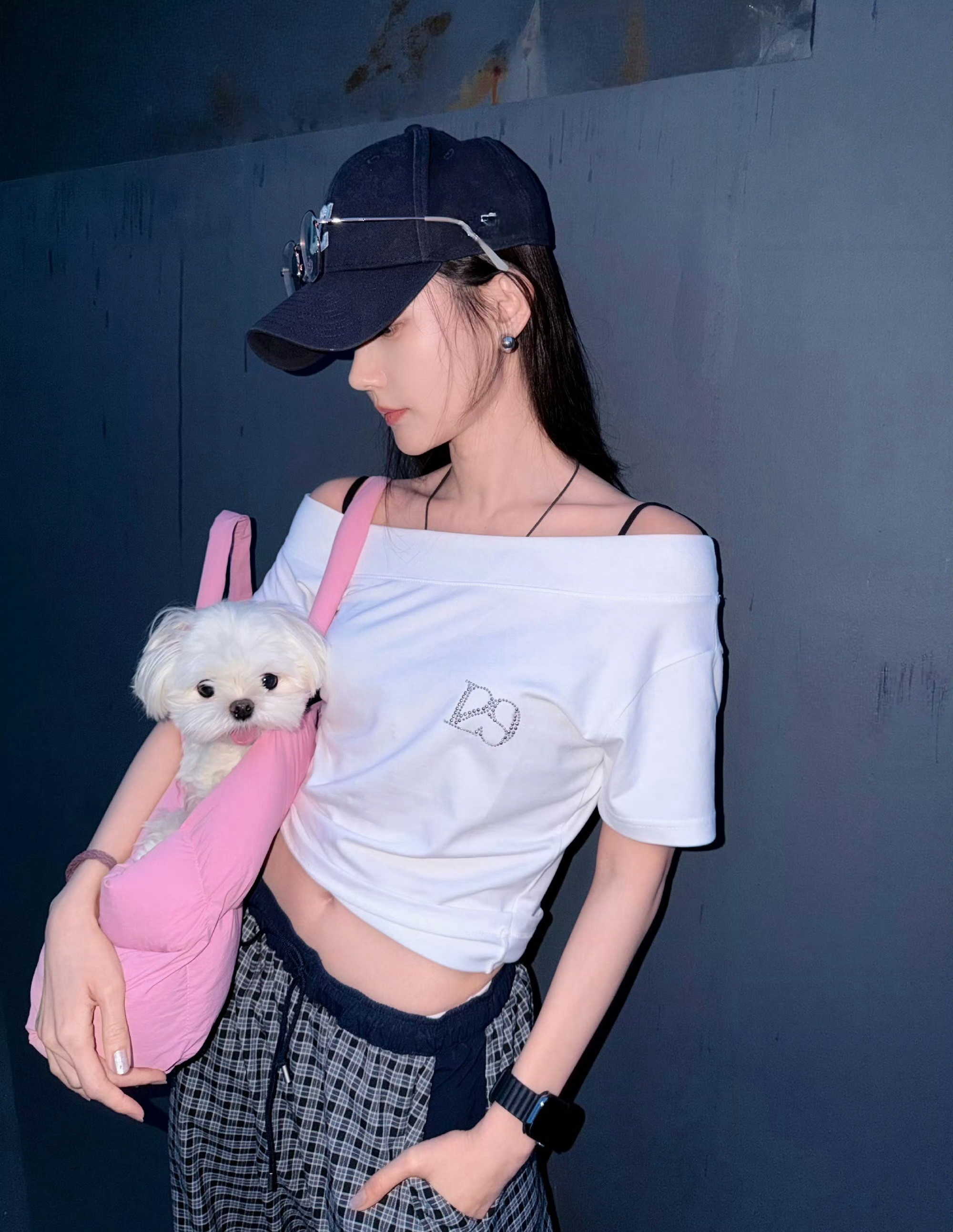 李一桐白T造型私下美成这样，装在包里的真的不能是我吗李一桐漏肩随拍李一桐