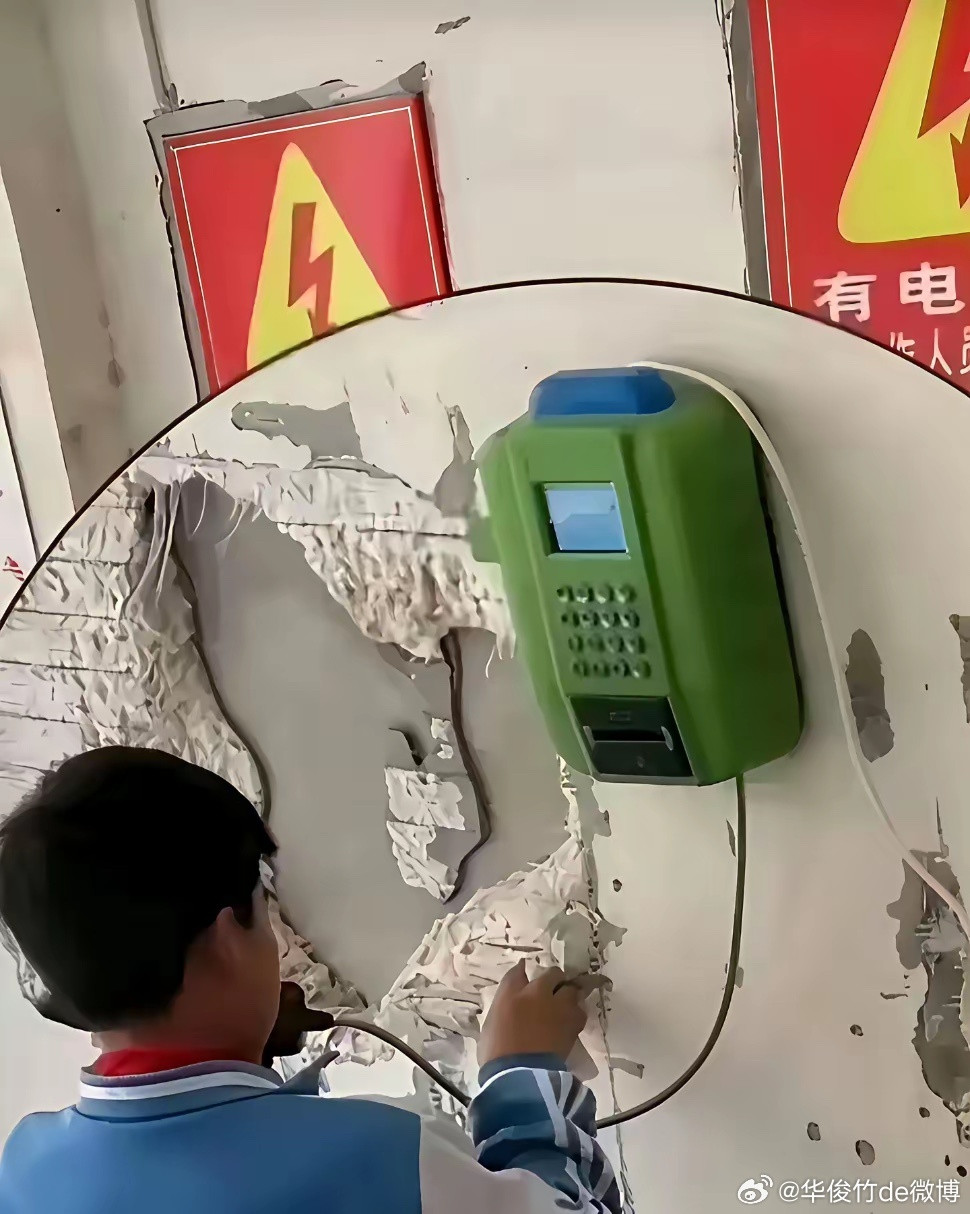 总算明白为啥学校电话亭要装块钢板了。