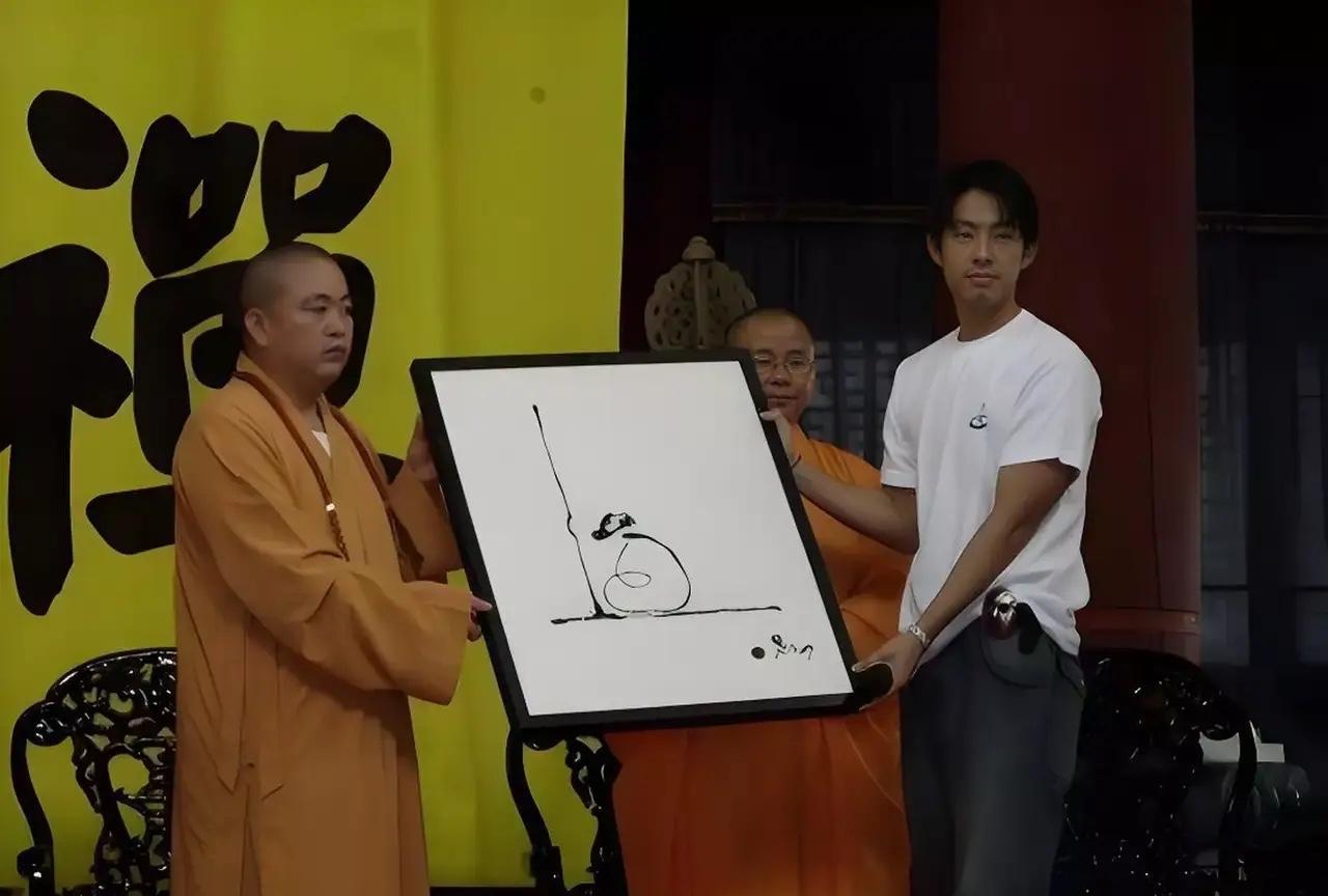 2006年，F4成员吴建豪拜访嵩山少林寺，与方丈释永信留下珍贵合影。照片中，吴建