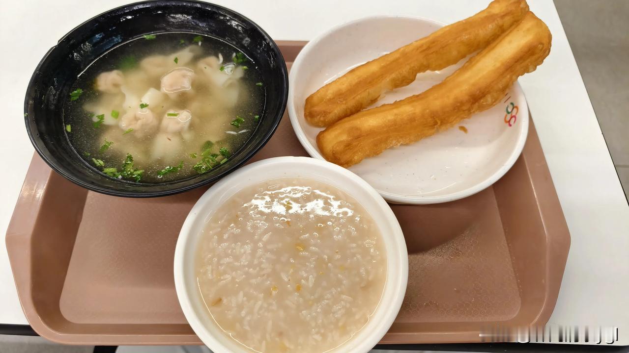 这是儿子在北京大学的早餐，一根油条0.4元，便宜到爆，现在哪有4毛钱的油条。关键