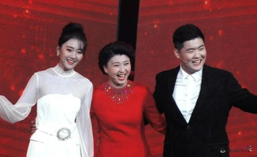 儿子片约黄了，妈哭穷哭的。闫学晶，国家一级演员，台上哭戏教科书。台下，她对着