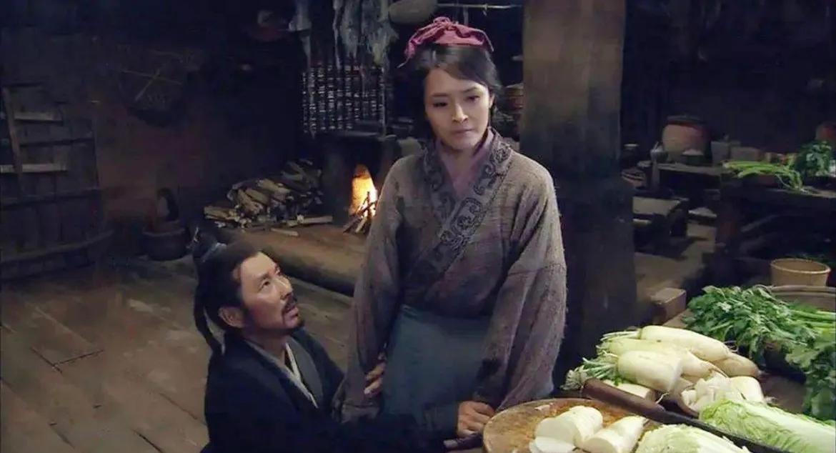 刘邦当上皇帝后，回到沛县，找到曾经相爱的曹寡妇，想接她到宫里享福。曹寡妇却死活不