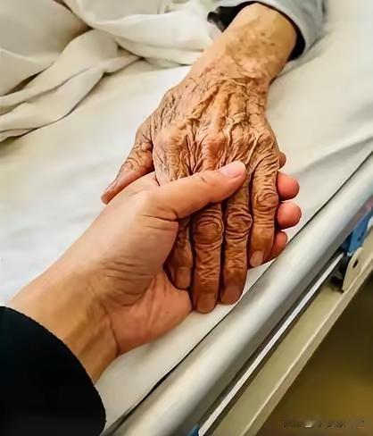 人的执念竟然可以这么强大！73岁的大姑，寿衣已经穿上两天了，可就是吊着一口气