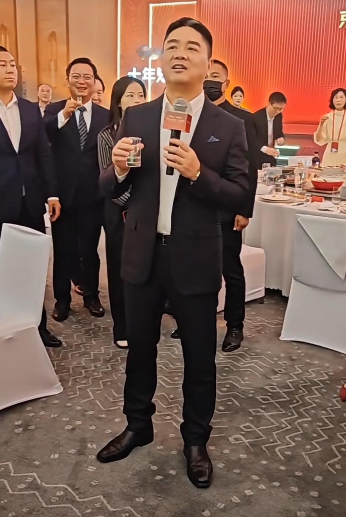 11月17日，在京东品酒会最后敬酒环节，刘强东调侃在场的朋友：咱们是来喝酒的，不