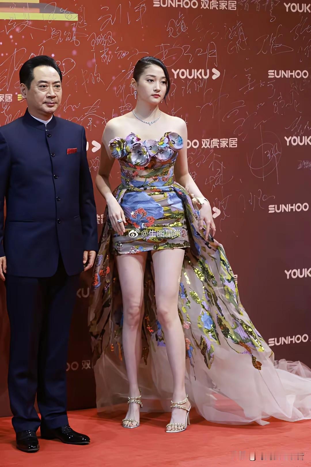 关晓彤真是是满族的，但是她从来没演过清宫戏，在综艺节目上也很少提，关晓彤其实并不