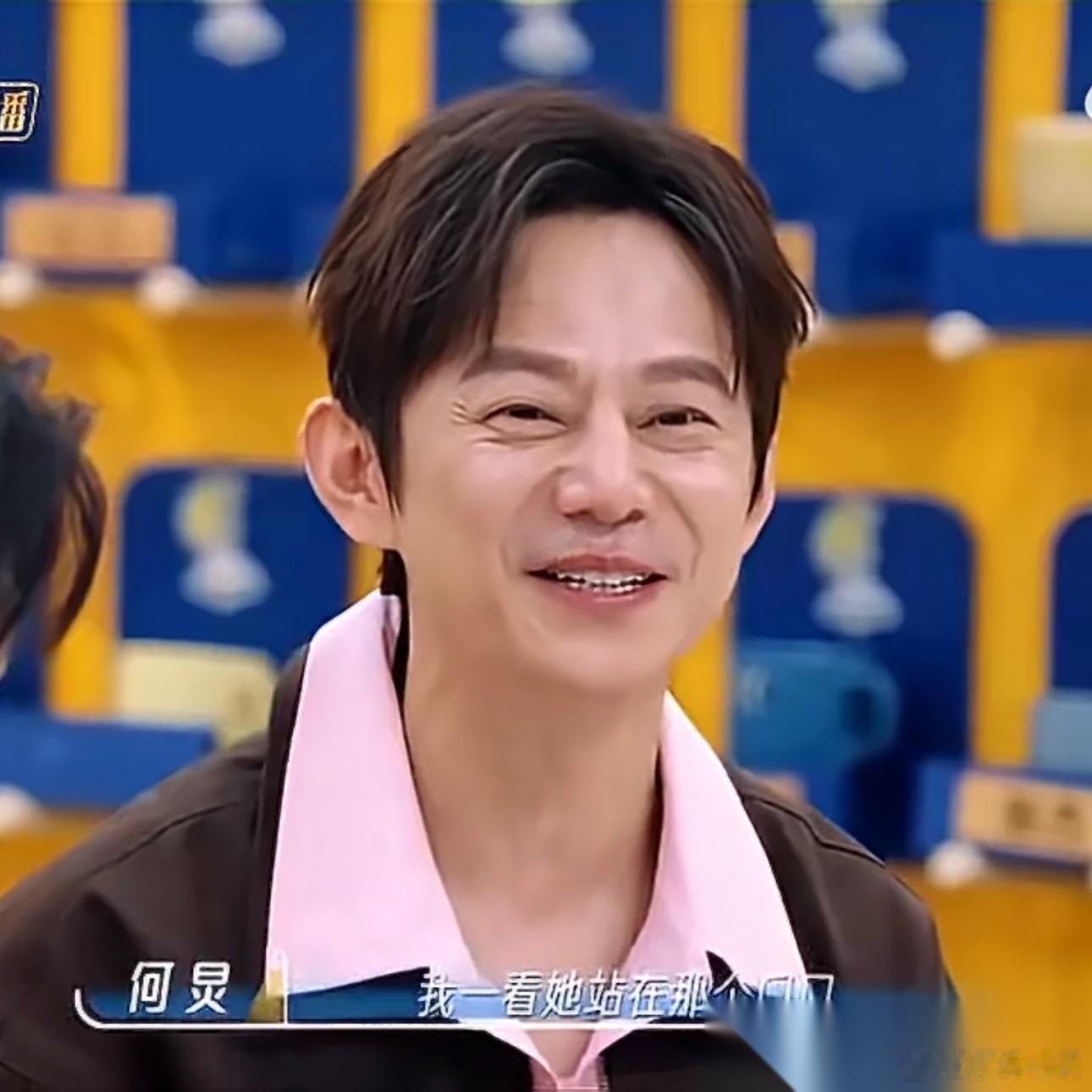 有一次何老师去吴昕家做客，中途上完厕所后出来后，发现客厅黑漆漆一片。转头一看，吴