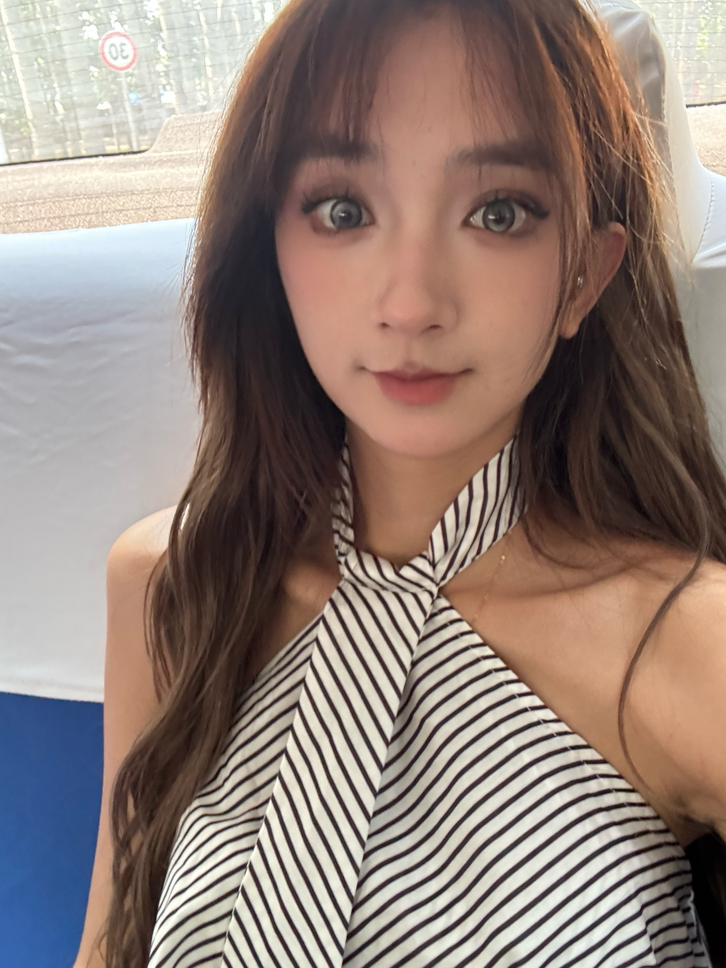 买回来一直没穿的衣服本来觉得今天的妆化的不好看结果发现是衣服没穿对瘦下来之后真的