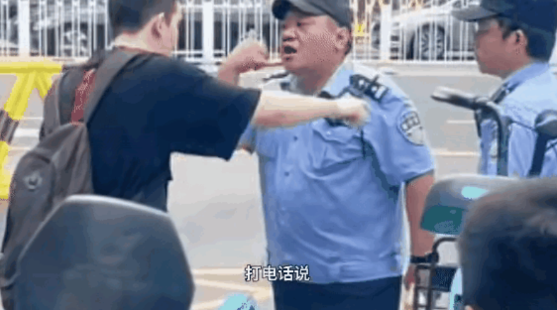 这是在天安门广场前的一幕，外国人要插队，执勤民警要他守规则、守规矩。这小伙子还手