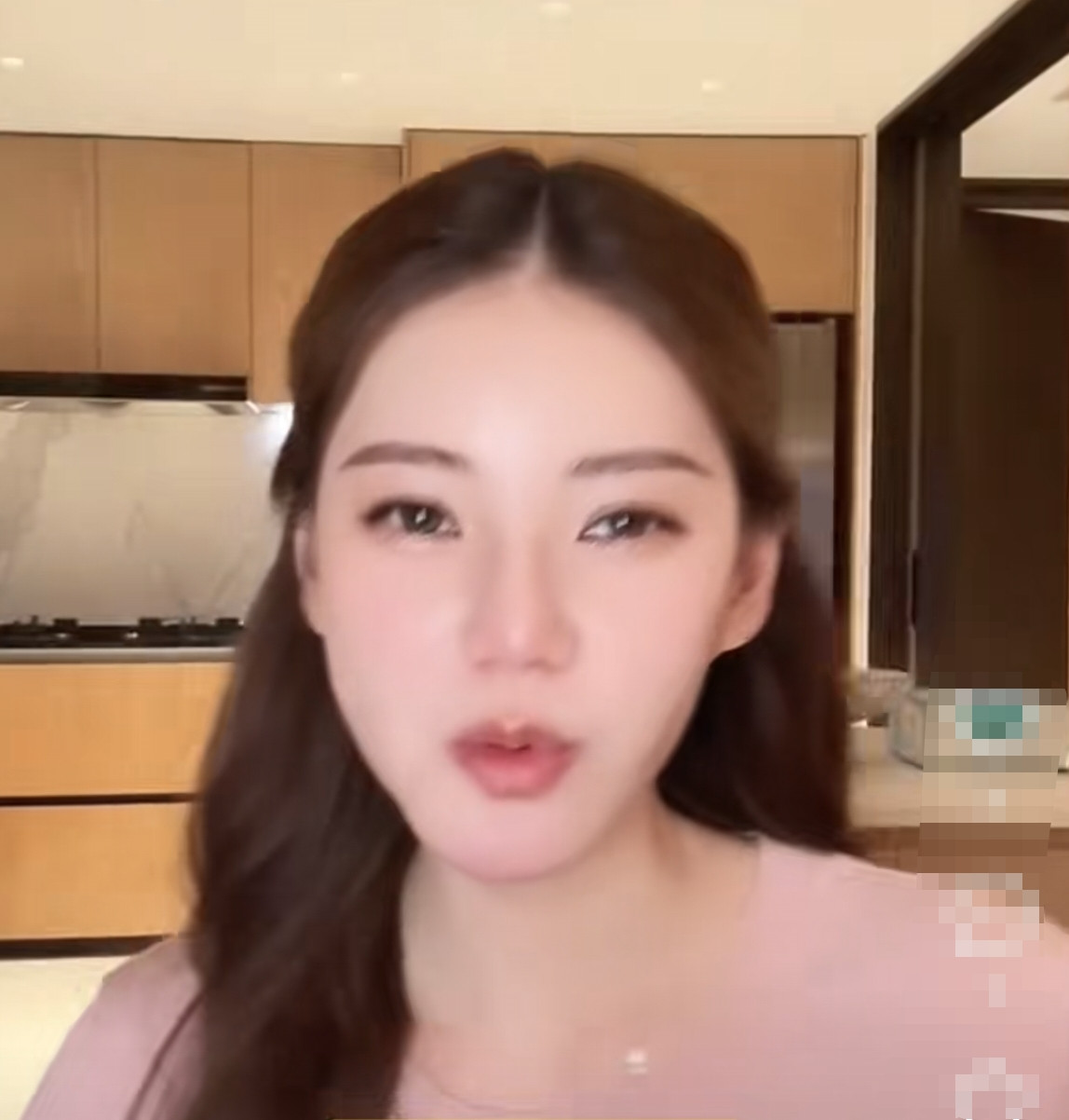 高情商儿媳火了！放弃北京坐月子回娘家，一句话化解婆媳矛盾，网友：太会...