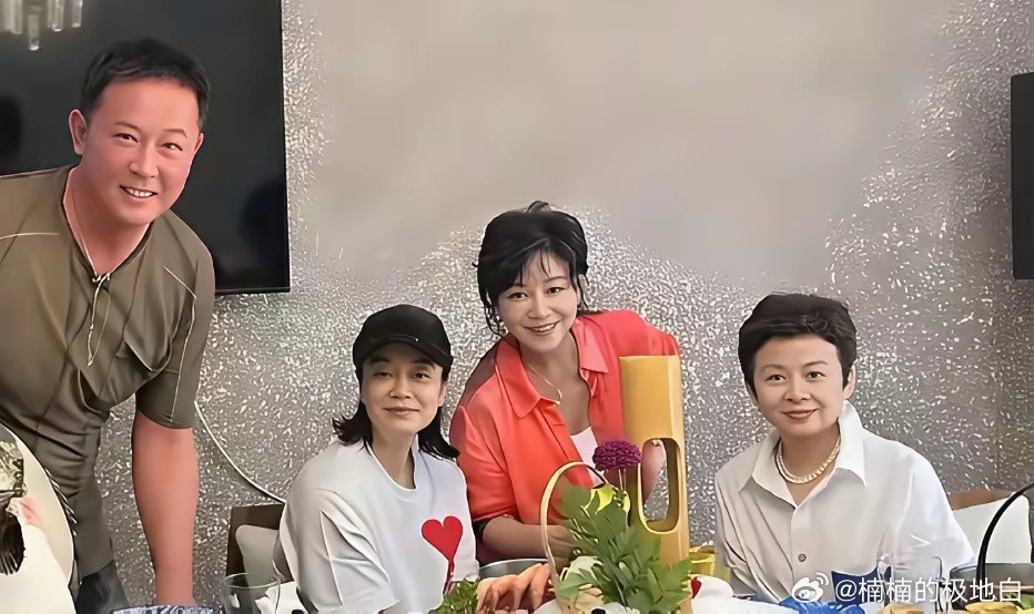 谷建芬的三位得意门生苏红、毛阿敏和董文华，难得凑在一起聚餐。身边还有汪正正老朋友