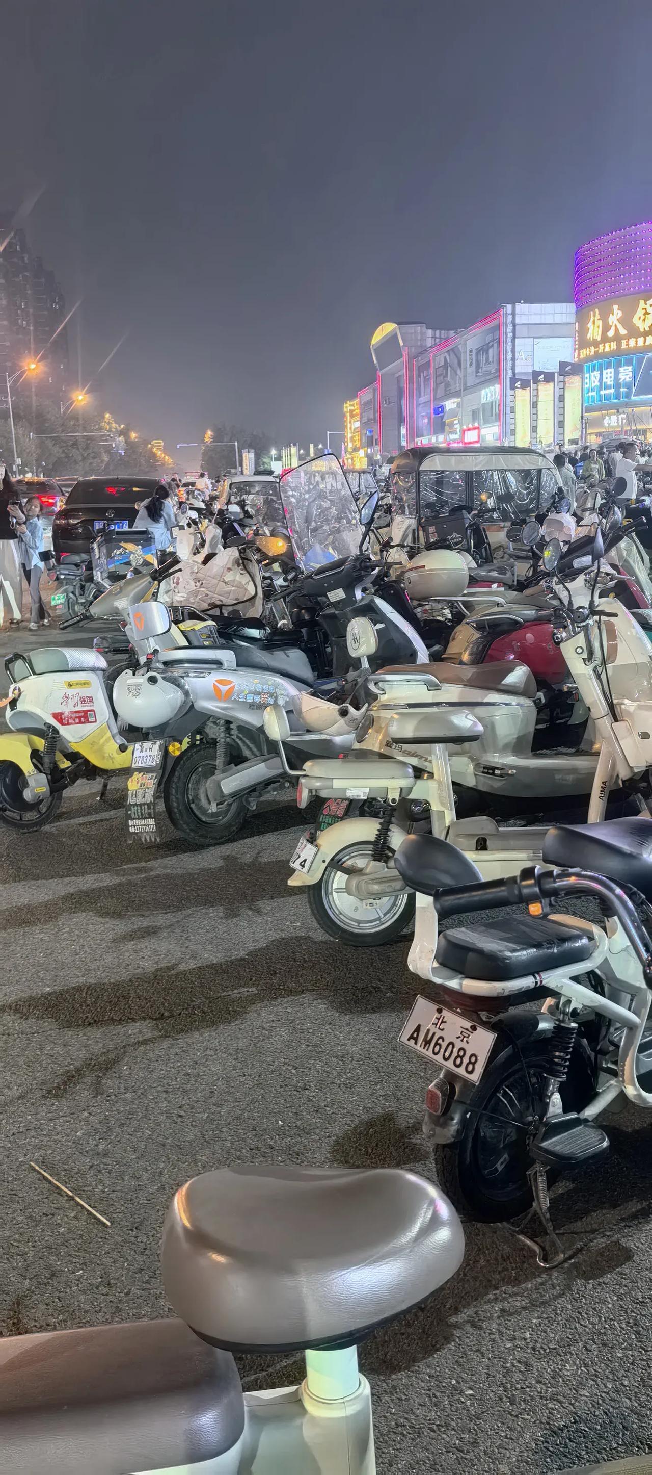 中国十三大电动车品牌创始人一、雅迪：董经贵，安徽六安人。二、爱玛：张剑，河南商