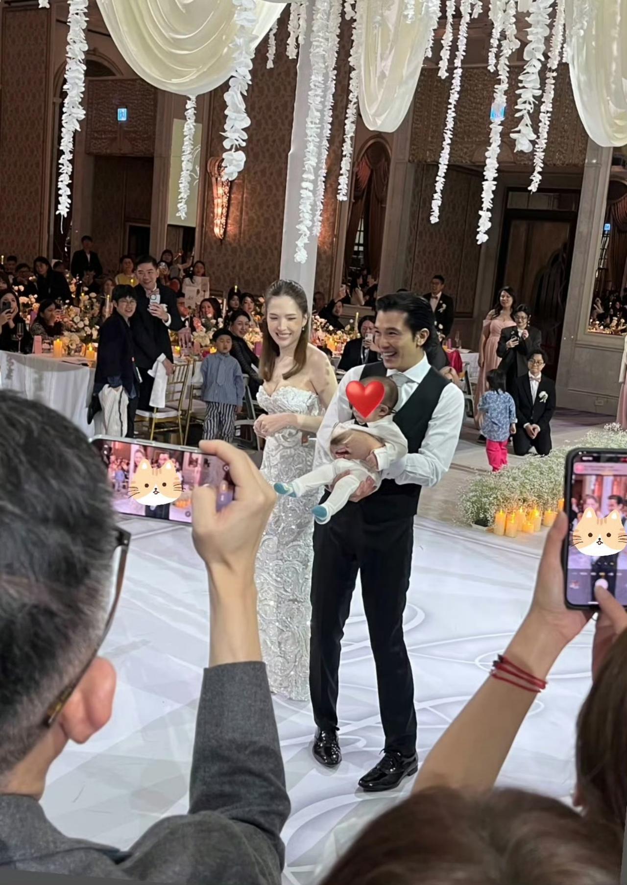 邱泽许玮甯结婚四年，两人在儿子Ian白百天时补办婚宴，今日他们夫妻俩儿子也带去了
