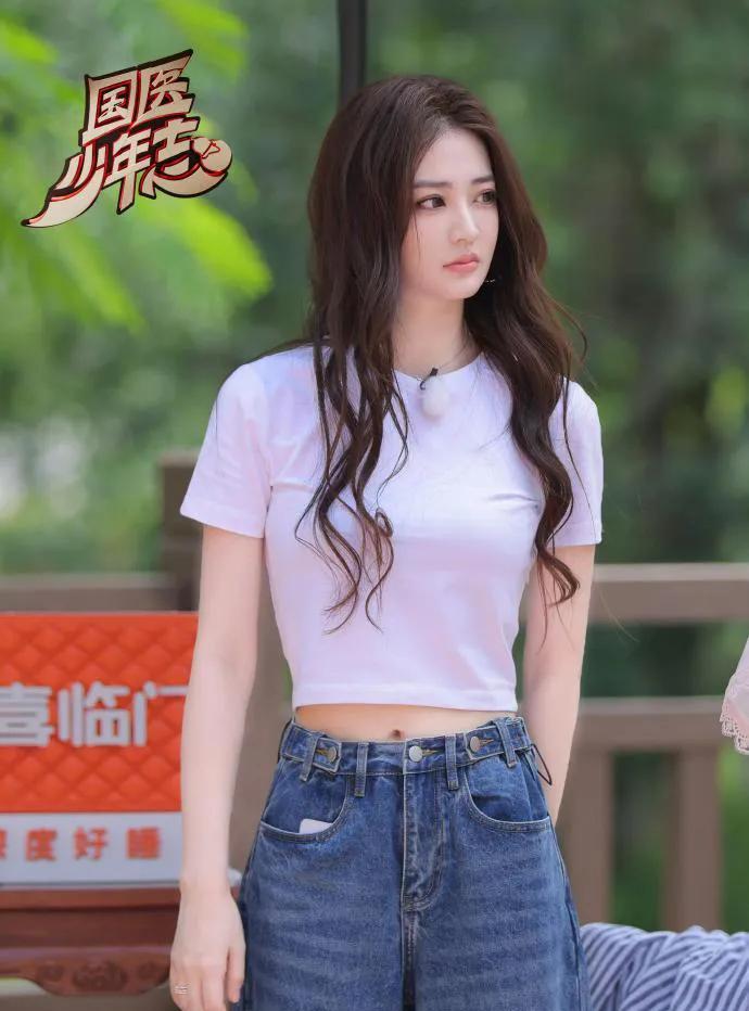 #徐璐的眼睛会说话吧#救命！徐璐这双眼也太无敌了吧！眼波流转间像盛着揉碎的星光