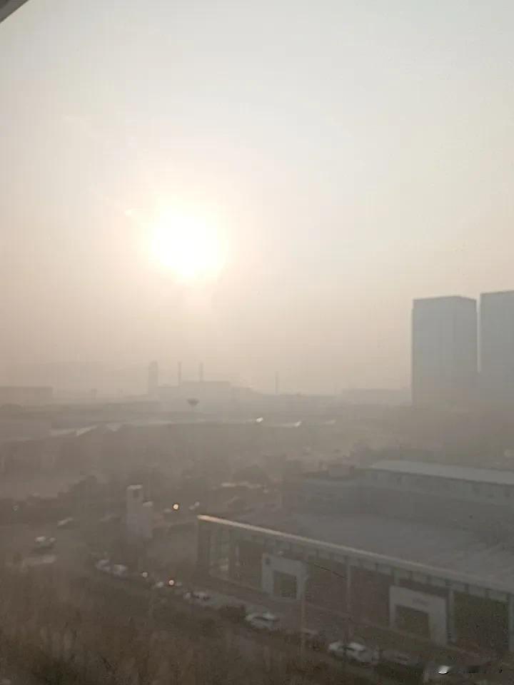 办发室角度拍摄，虽然灰蒙蒙的但是它是今天早上清晨的第一缕阳光。