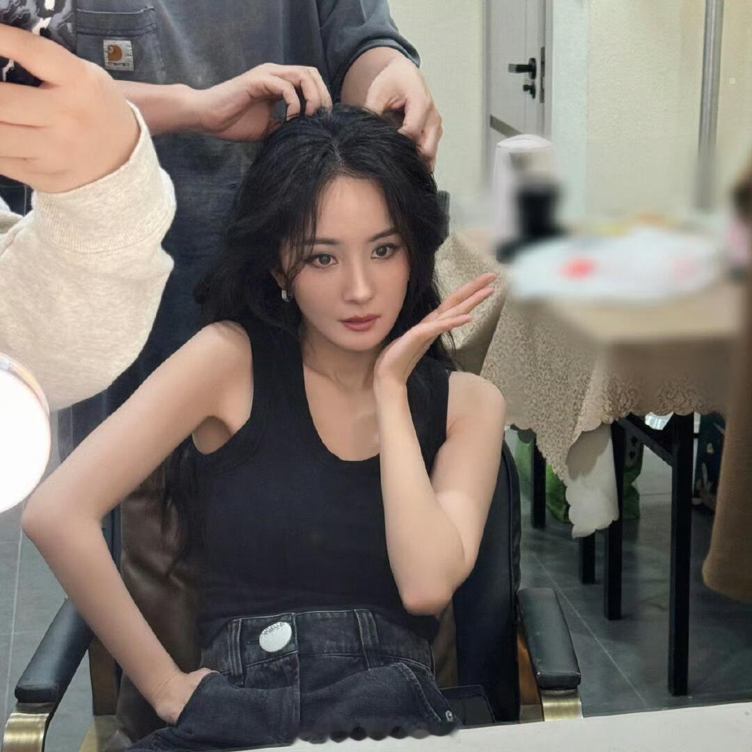 杨幂被工作人员提醒少吃点自律的杨幂，身材一直都保持的特别好