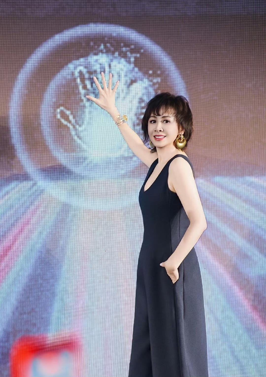 刘嘉玲，医美失败！4月2日，刘嘉玲因为医美的事喜提热搜，参加活动时的真实状态，