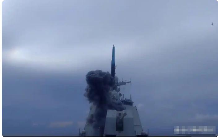 中国鹰击-20高超音速反舰导弹，从052D驱逐舰上发射，相关视频震动了全球军界，