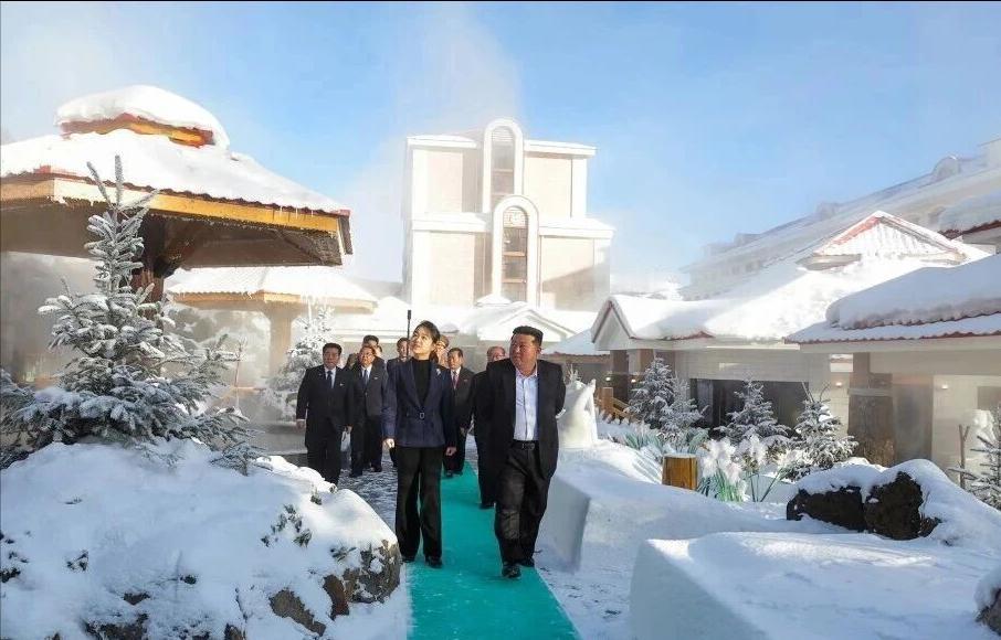 金将军携最爱的女儿出来视察了，还有冰雪大世界和烤肉店啊。看起来很现代化，体现了阶