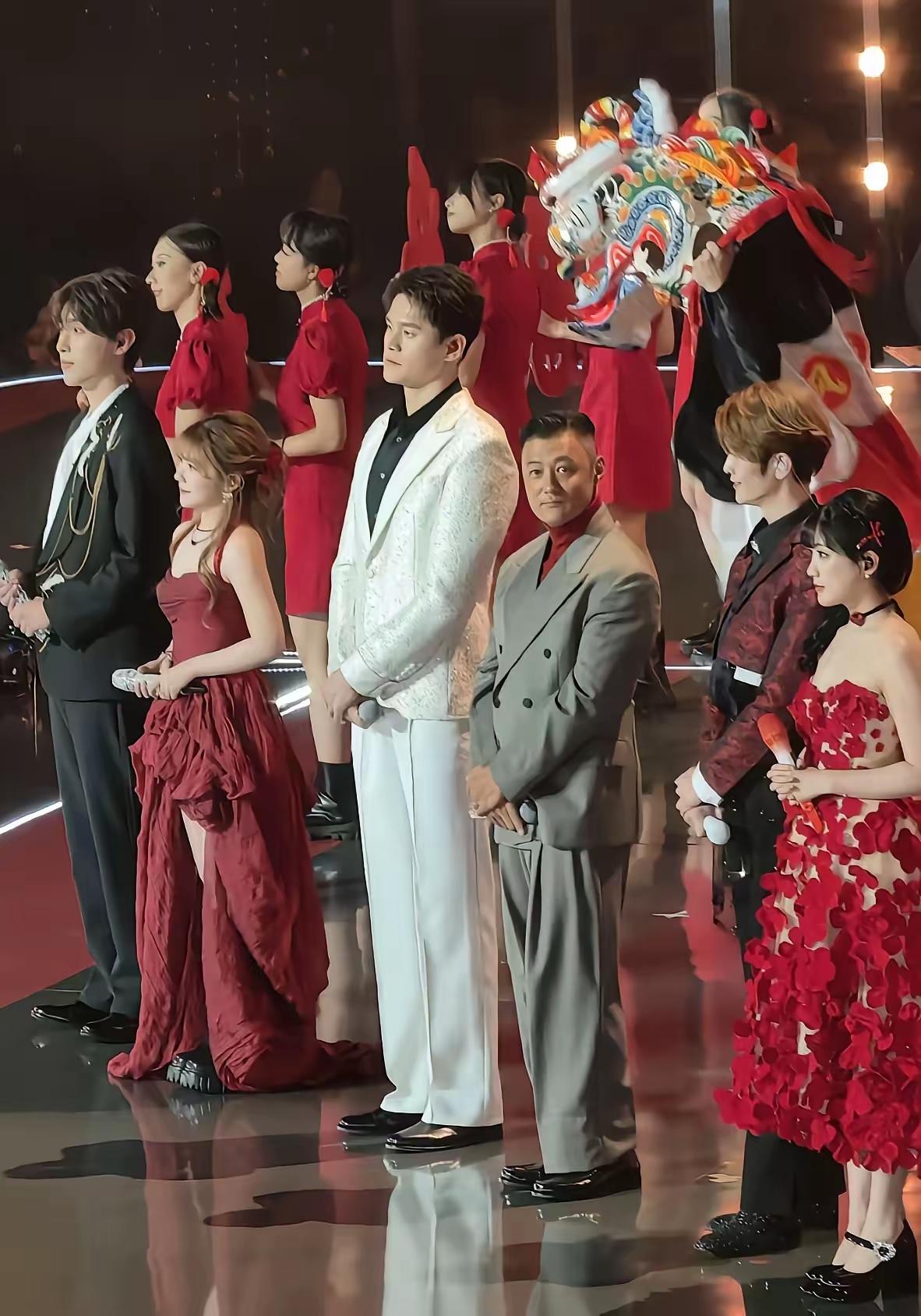 因为余文乐和198cm+的游泳运动员孙杨同框。余文乐身高178cm，个子不算矮了