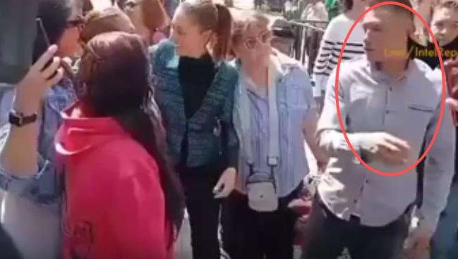 墨西哥总统克劳迪娅·谢恩鲍姆轻装出行，在街头与民众进行互动时，一陌生男子突然贴身