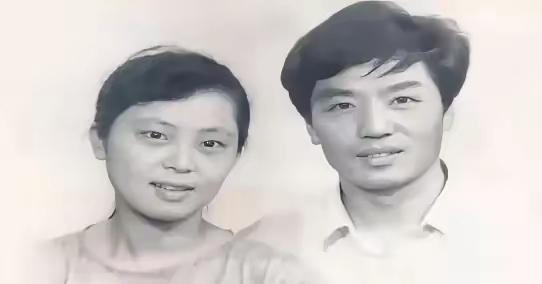 1988年，23岁的清华女研究生在火车上对一个35岁的男人一见钟情，女孩无视家人