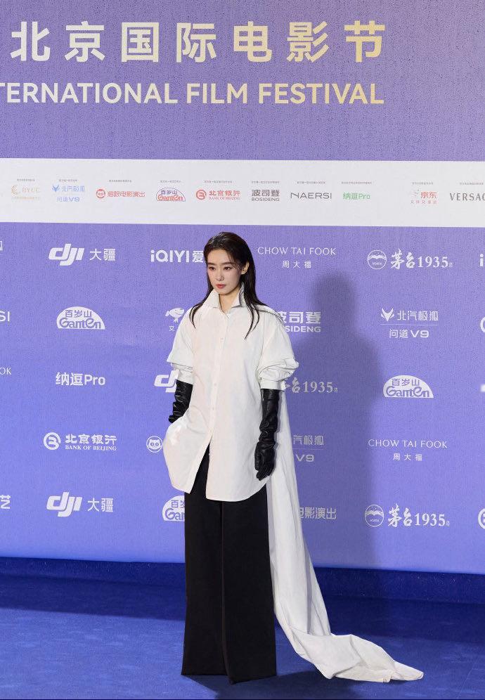 张小斐高级感这条裙子换个人穿可能撑不起来。但张小斐穿就是刚刚好，因为她的气场已