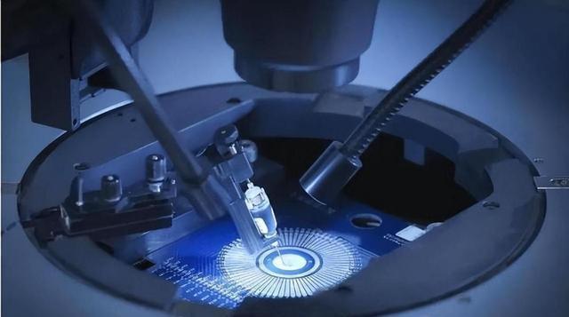 “中国永远不可能造出光刻机”当中科大教授朱士尧的断言掷地有声，瞬间点燃了舆论的火