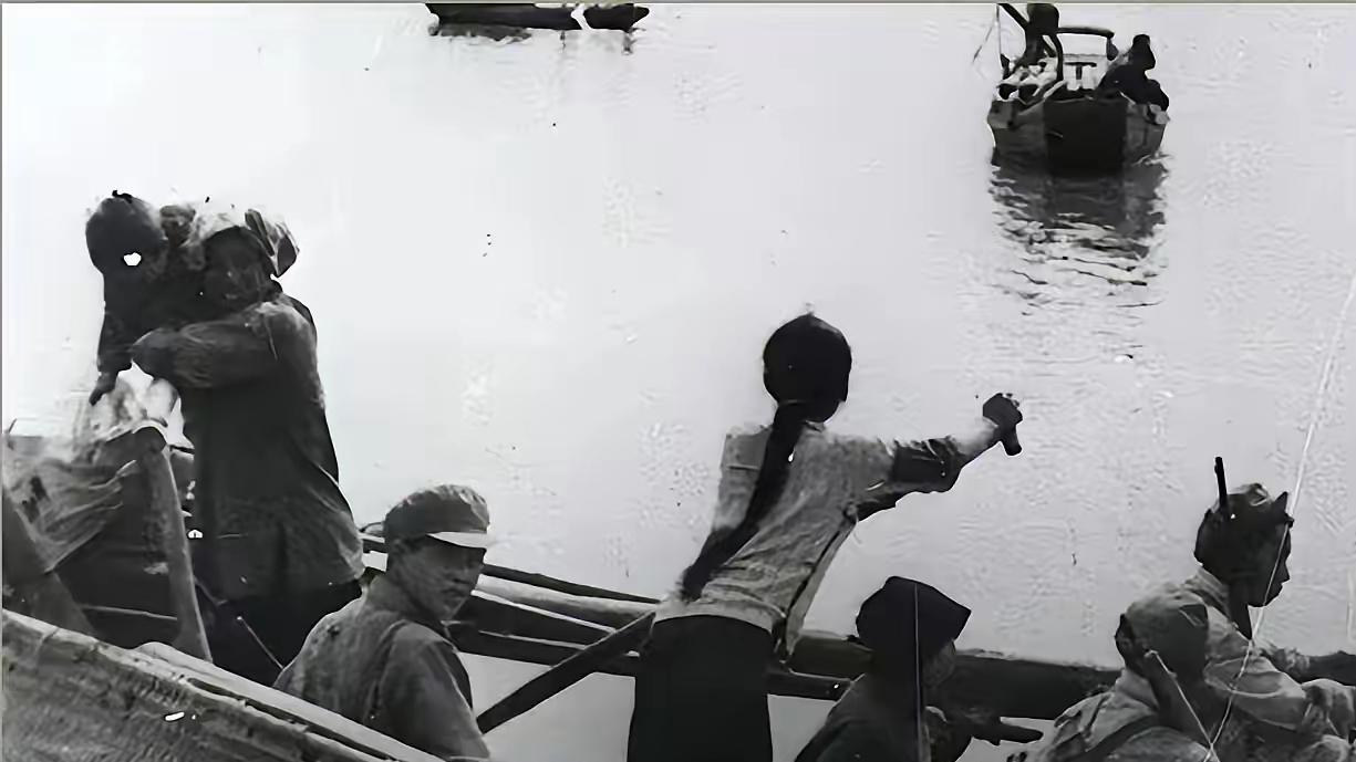 1949年，19岁的姑娘颜红英，摇着小木船运送24名解放军战士横渡长江。激战中，