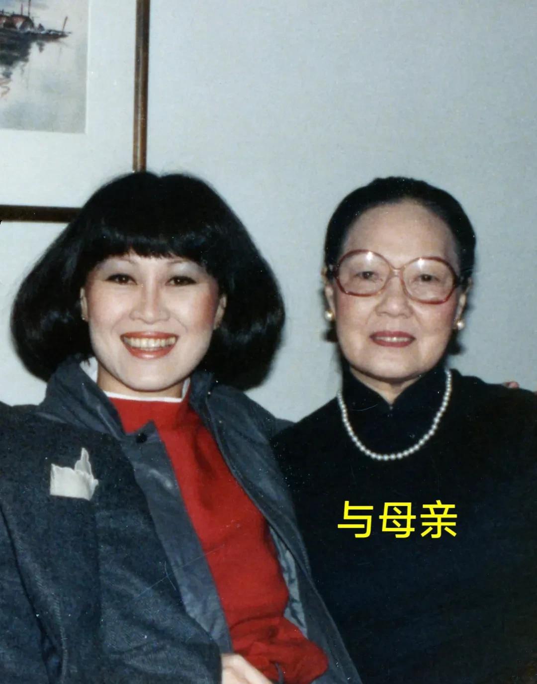 靳羽西曾说她妈妈是一位精致到骨子里的女人，即使卧病在床，也要把头发梳得一丝不苟，