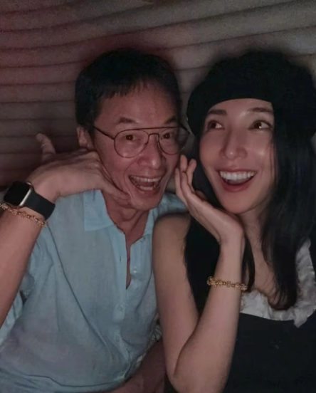 杨瑾华跟老公一起庆祝圣诞节，好喜欢她，单身时都是自律勇敢主体性很强的清醒女人，