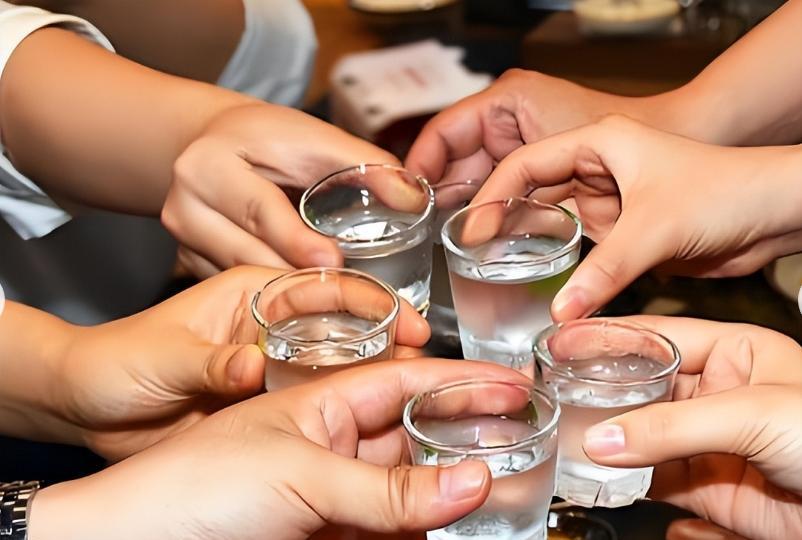 “冤不冤！”湖北武汉，一男子约朋友到饭店聚餐，吃饱喝足后几人便散了伙，家住隔壁小