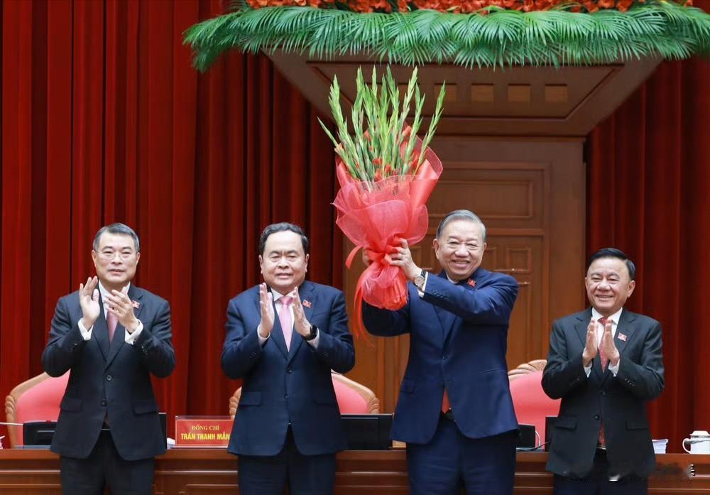 越共第十四届中央政治局当选人名单正式公布。