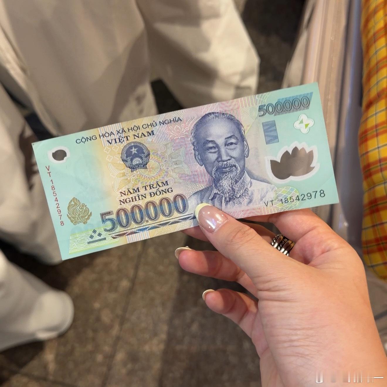 太刺激了在新加坡2千人民币只能换350元新币在越南2千人民币能换7百万越