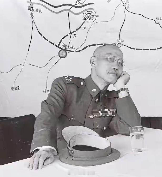 1947年，“优势在我”时期的常凯申，开会对着镜头扮鬼脸。这是真实历史照片，并非