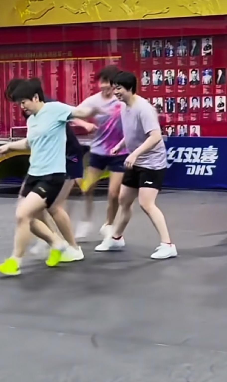 隔行如隔山啊我们小莎只适合小白球这个球⚽️太大了踢不了，根本踢不了莎莎跟