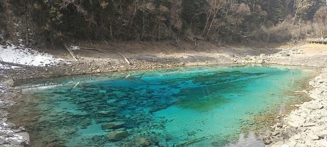 去九寨沟黄龙千万别报团，纯属花钱买罪受。我在锦里找的团，一上车就开始各种购物套路