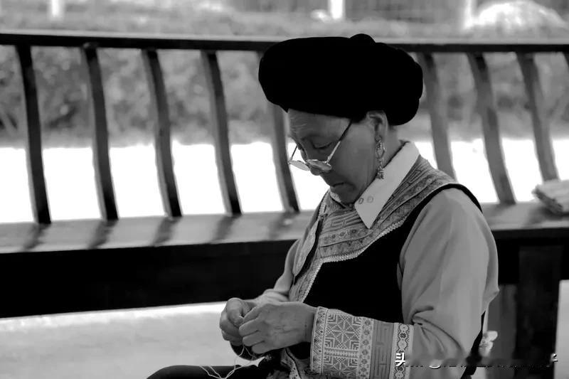 内心孤独的人表现还挺明显的。他们往往寡言少语，不是没话说，而是觉得没必要。就像叔