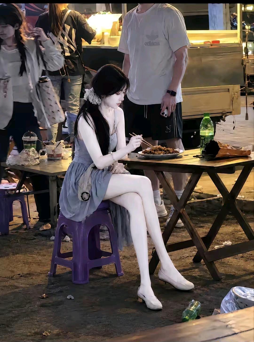 长得好看，难道也成过错了？我真的替这个女生感到无奈。一位美女坐在路边摊吃夜宵