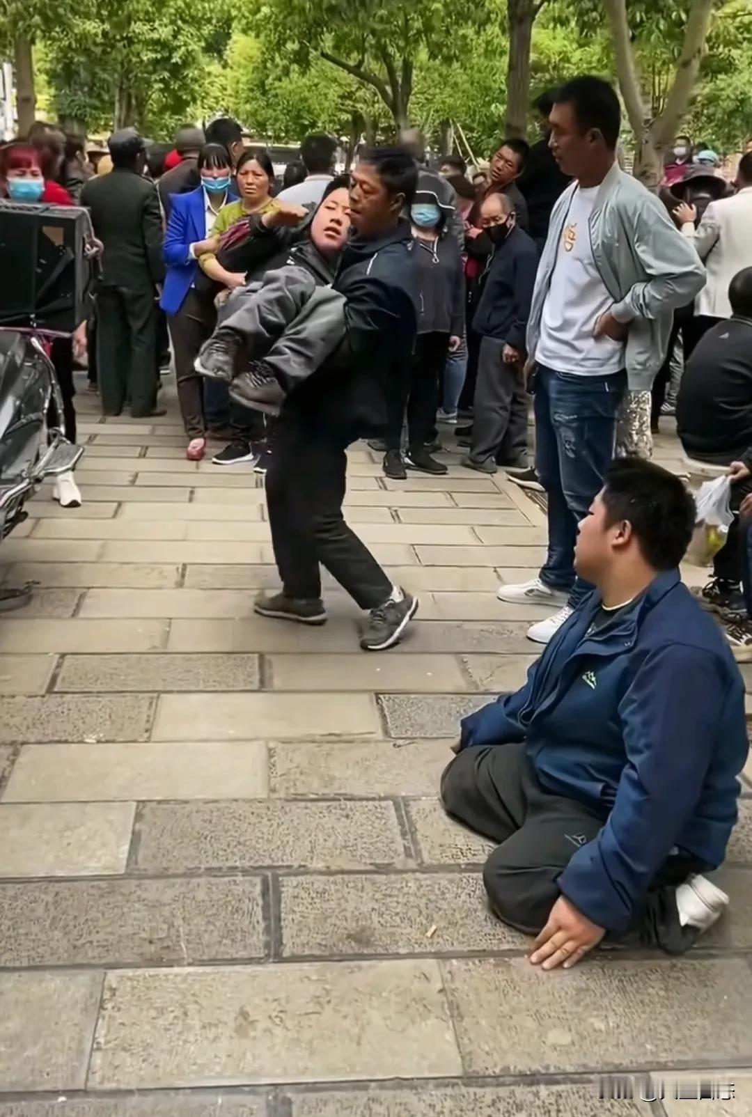 60岁父亲当街一跪，看哭所有人：他的肩膀，扛着两个儿子的生命！“你见过用跪姿