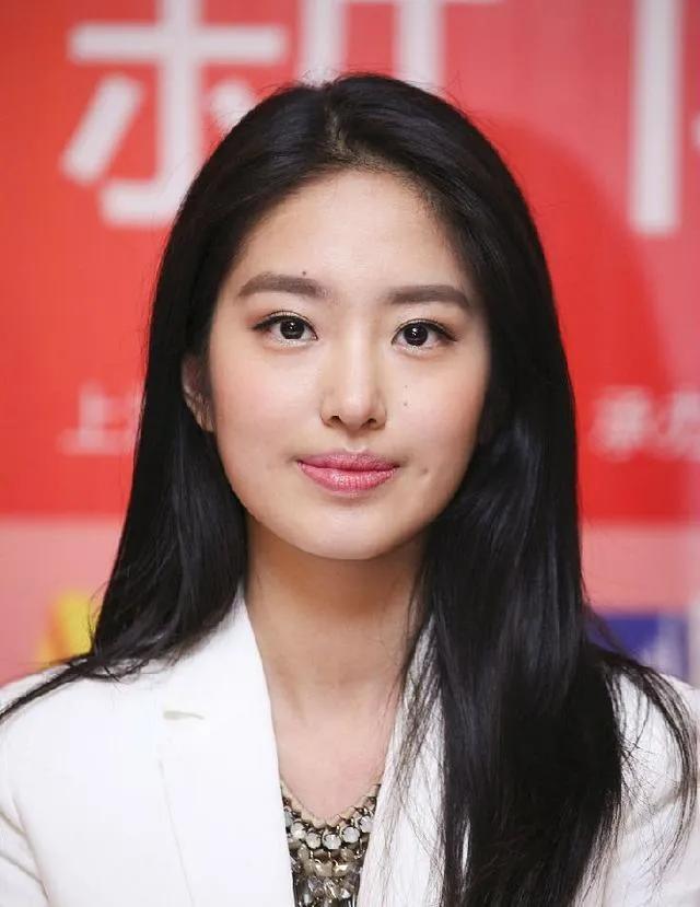 杨采钰的皮肤是暖调偏白，不是冷白皮，自带一点健康的黄调光泽感，不是惨白冷白，很适