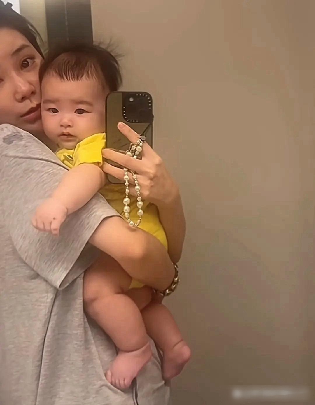 马筱梅又晒娃了，汪宝儿一早还没有睡醒，呆萌可爱极了，不愧是全网最小的网红宝宝！现