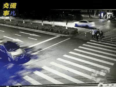 三个女子一同过斑马线，霎那间就变成了两个。这辆车开的太快了，像是超低空飞行的飞
