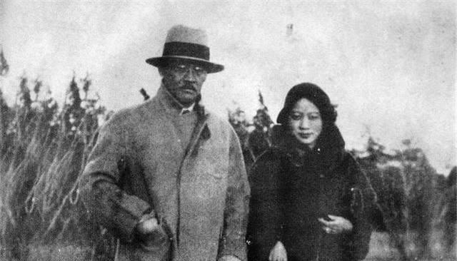 1905年，一艘驶往法国的海轮上，一个瘸腿的富家公子拦住了清廷头号通缉犯。他说：