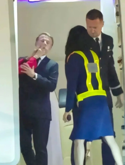 马克龙被妻子打了一拳后，他下飞机的时候就显得特别的生气。可以看到他下飞机时候，他