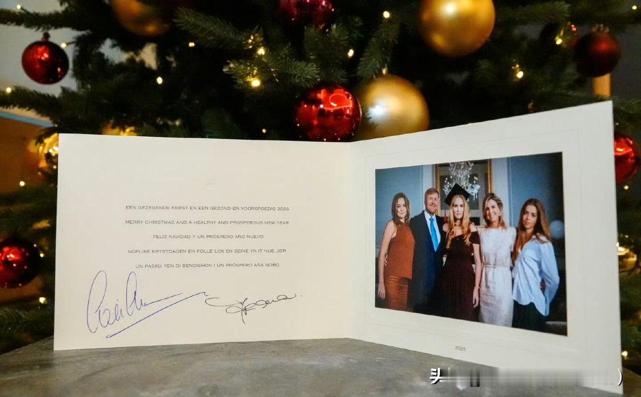 官方发布今年的圣诞贺卡找人，拍摄于女王储大学毕业典礼上！