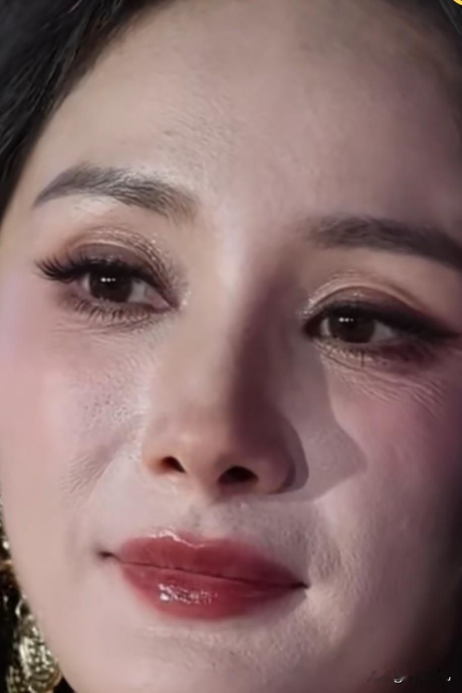 杨幂高清怼脸生图引热议，40岁这状态你打几分？杨幂高清怼脸生图！无滤镜下卡