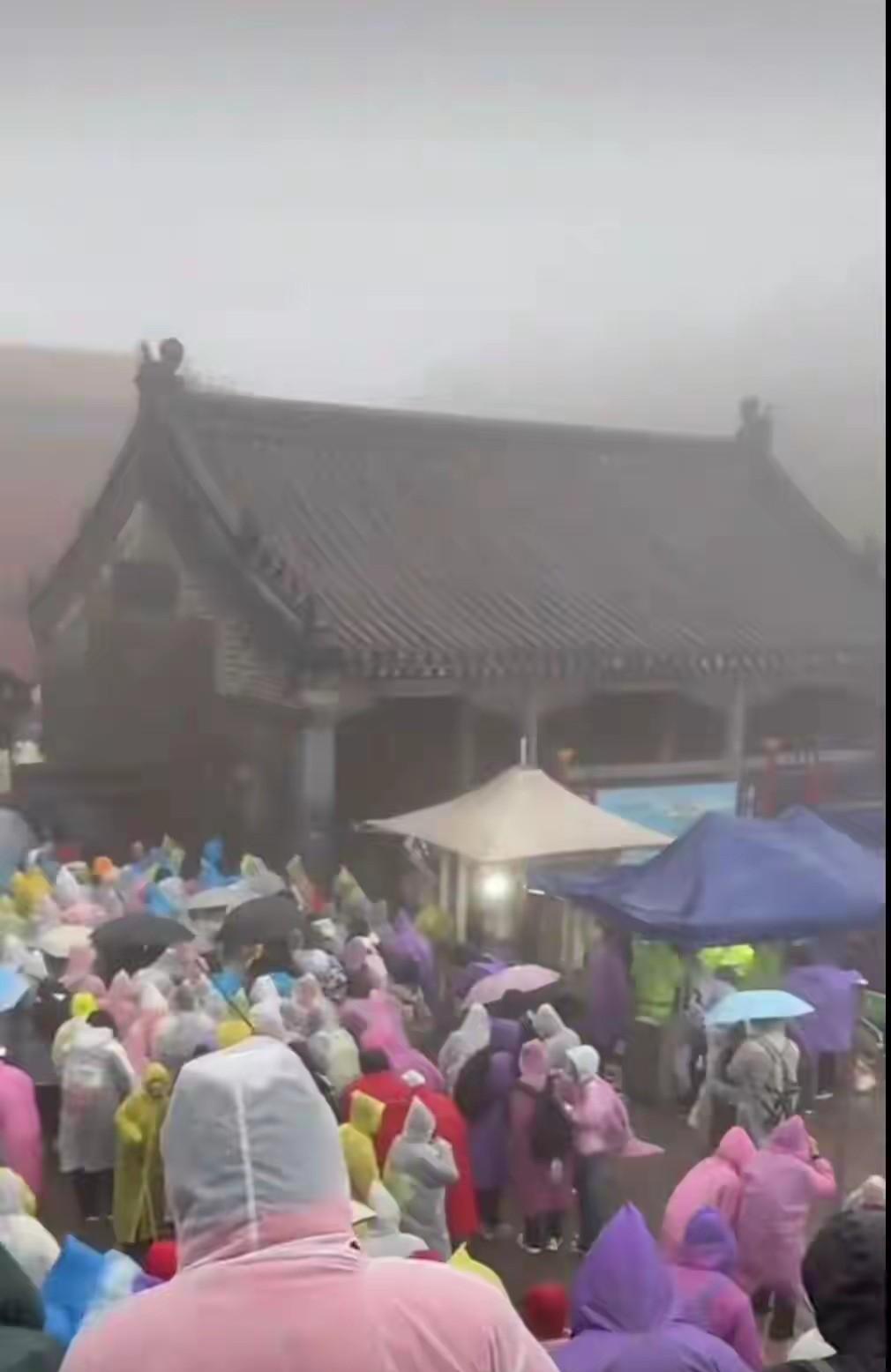 一场暴雨，撕开泰山旅游遮羞布！天价消费与厕所避难，谁的尴尬？10月1日夜间到2
