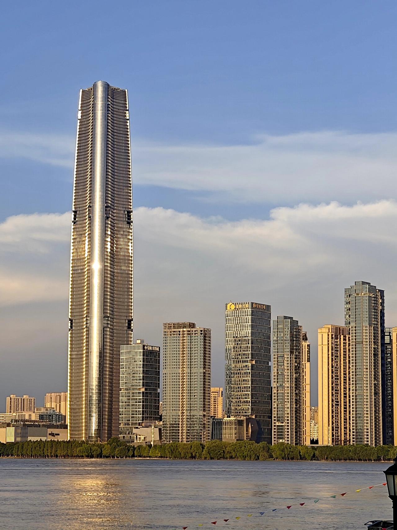 武汉的摩天高楼和城市天际线，在全国城市当中能排得上前五。但遗憾的是，武汉城市建设